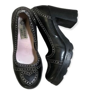 2000’S HEART EMBROIDERED PLATFORM HEELS